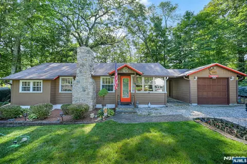 134 Birch Rd, Highland Lakes, NJ 07422