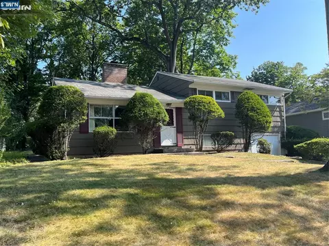 23 Brautigam Ln, Midland Park, NJ 07432