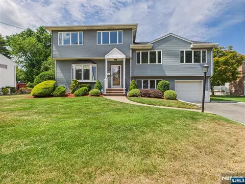 659 Swathmore Ln, Paramus, NJ 07652 photo 1