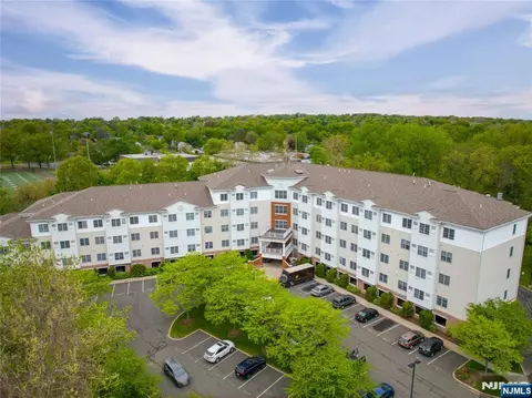 189 Forest Ave #409, Paramus, NJ 07652