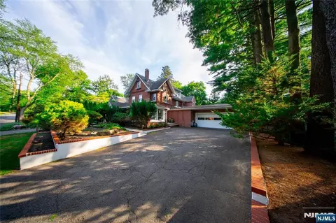 21 Meadow St, Demarest, NJ 07627
