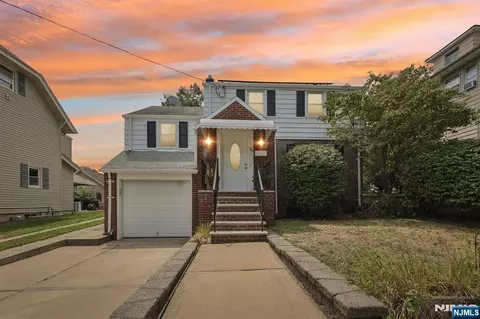 31 Thiem Ave, Rochelle Park, NJ 07662