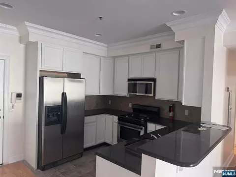 30 Austin St #202, Newark, NJ 07114