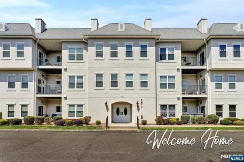 1017 Brittany Dr, Wayne, NJ 07470 photo 1
