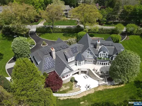 340 Indian Trail Dr, Franklin Lakes, NJ 07417