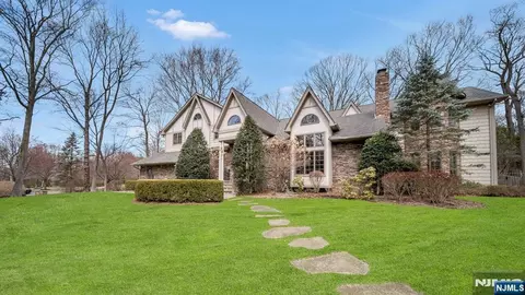 717 Ashmont Rd, Franklin Lakes, NJ 07417