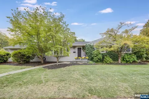 135 Pinelynn Rd, Glen Rock, NJ 07452