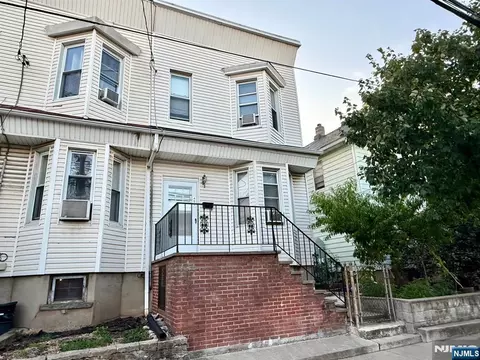 405 7th St, Harrison, NJ 07029
