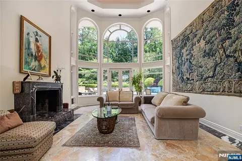 67 Adams Dr, Cresskill, NJ 07626