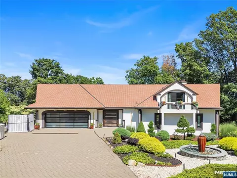 18 Fairview Dr, North Caldwell, NJ 07006