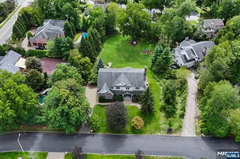 6 Lauren Pond Ct, Demarest, NJ 07627