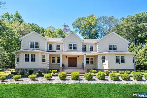 15 Tanglewood Hollow Rd, Saddle River, NJ 07458