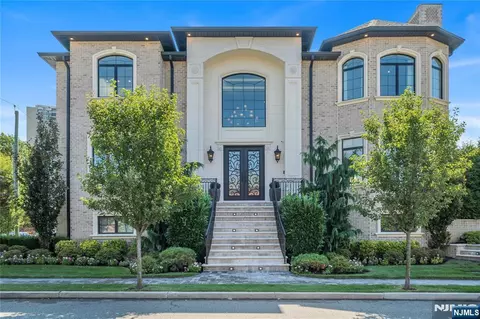 214 Forest Rd, Fort Lee, NJ 07024