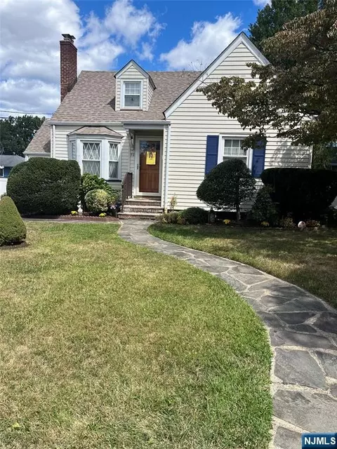 32 Greendale Rd, Clifton, NJ 07013