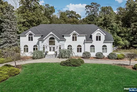 718 High Woods Dr, Franklin Lakes, NJ 07417