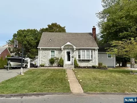 6 Sherwood Rd, Dumont, NJ 07628