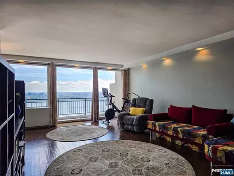 2 Horizon Rd #1422, Fort Lee, NJ 07024