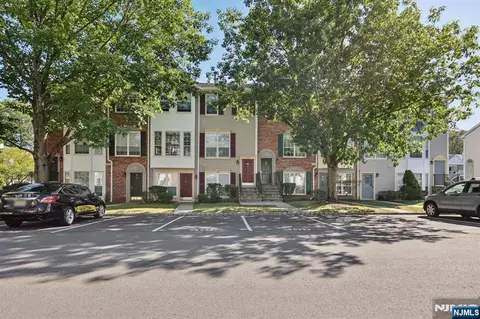 707 Pepperidge Rd, Mahwah, NJ 07430