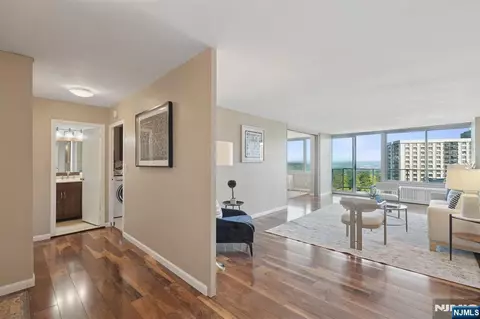 1 Claridge Dr #1016, Verona, NJ 07044