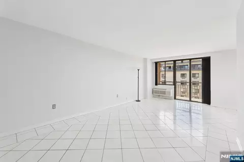 Living - 151 Prospect Ave #18A, Hackensack, NJ 07601 photo 1 of 3