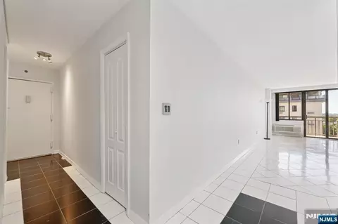 Entry Way - 151 Prospect Ave #18A, Hackensack, NJ 07601 photo 3 of 4