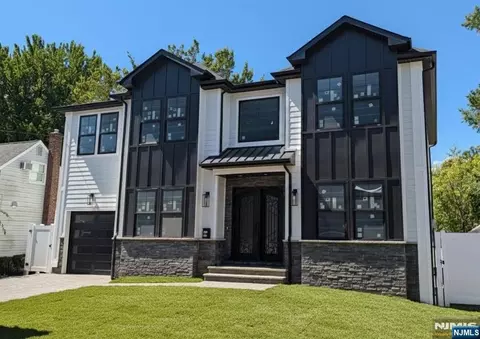 42 Westview Dr, Bergenfield, NJ 07621
