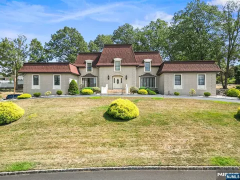 28 Battle Ridge Trl, Totowa, NJ 07512