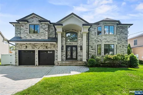 250 Hoppers Ln, Paramus, NJ 07652 photo 1