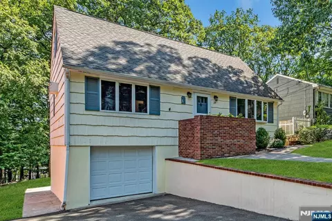 29 Manito Ave, Oakland, NJ 07436