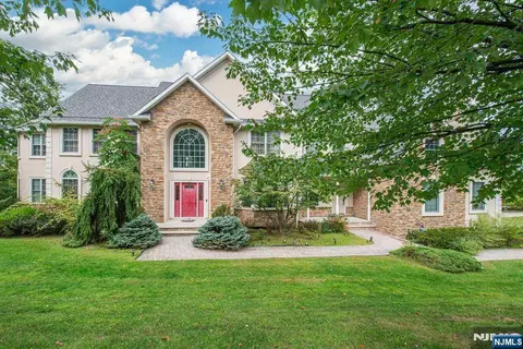 68 Eileen Dr, Cedar Grove, NJ 07009