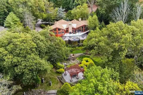 951 Scioto Dr, Franklin Lakes, NJ 07417