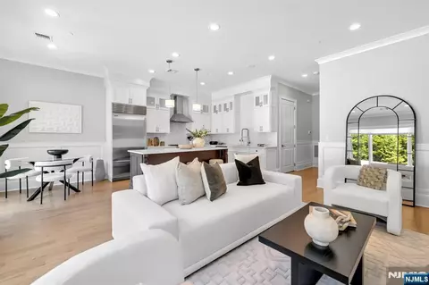 12 Gabriel Ct #12, Paramus, NJ 07652