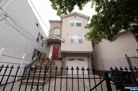 362 6th St, Newark, NJ 07107