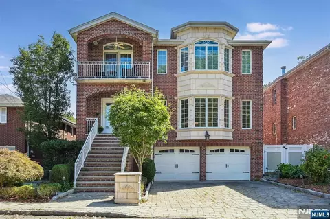1044 Fairview Ln, Fort Lee, NJ 07024