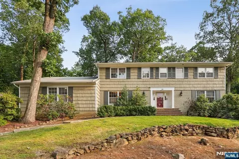 10 Byron Rd, North Caldwell, NJ 07006