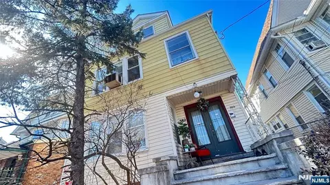 382-384 7th St, Newark, NJ 07107