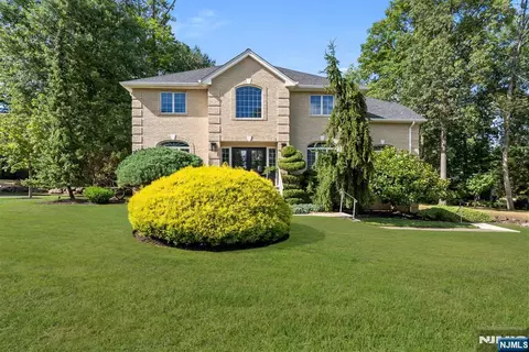 9 Woodland Ct, Wayne, NJ 07470
