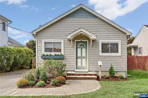 17 4th St, Pequannock Township, NJ 07440