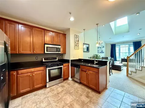 6402 Brookhaven Ct, Riverdale, NJ 07457