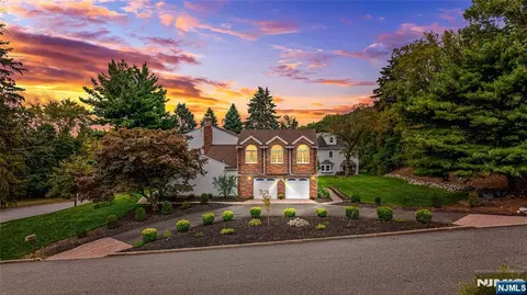 6 Old Orchard Dr, Hawthorne, NJ 07506