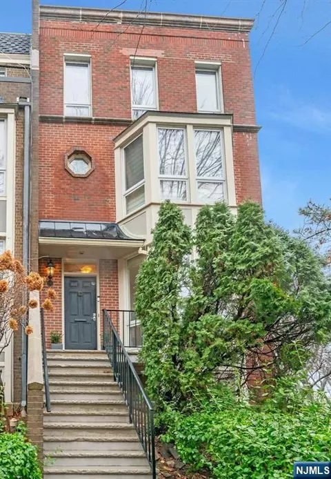 110 Kensington Dr, Fort Lee, NJ 07024