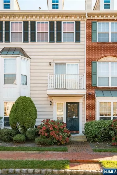 22 Redwood St, Jersey City, NJ 07305
