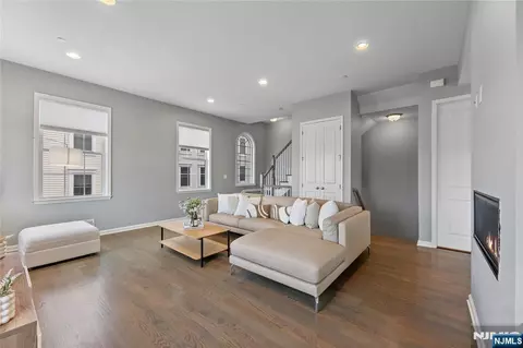 289 Bradley Dr, Wood Ridge, NJ 07075