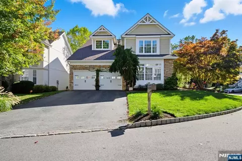 2 Rock Ledge, Oakland, NJ 07436