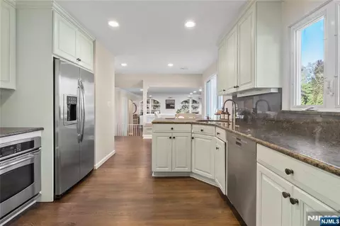 Entry Way - 20 Dwight St, Wayne, NJ 07470 photo 3 of 6