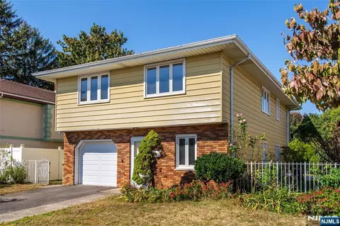 11 Roehrs Dr, Wallington, NJ 07057