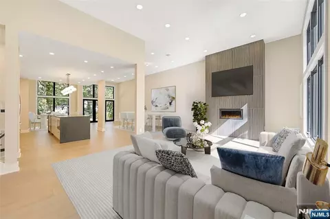 314 Meadowbrook Rd, Wyckoff, NJ 07481