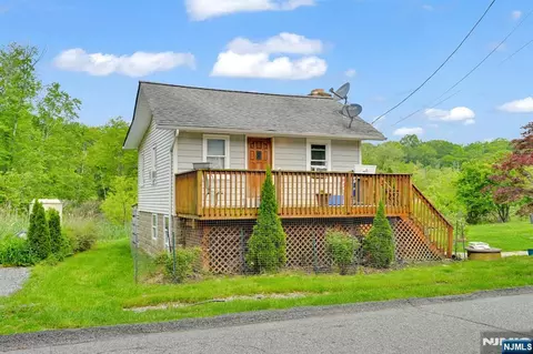 3 Riverside Rd, West Milford, NJ 07421