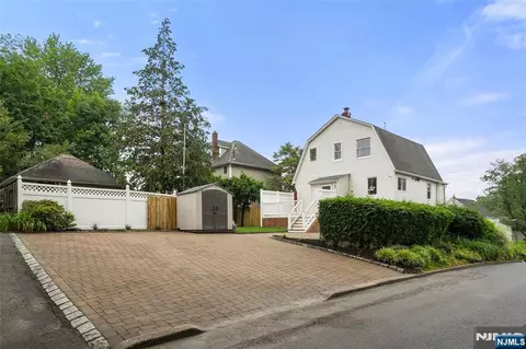 174 Pleasant Ave, Bergenfield, NJ 07621