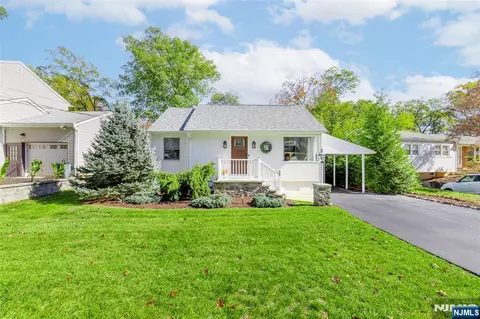 28 Minnehaha Blvd, Oakland, NJ 07436